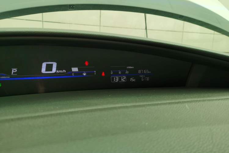 Used Honda Jade 2013 1.8L automatic Comfort version 5 seats Odometer Close Up