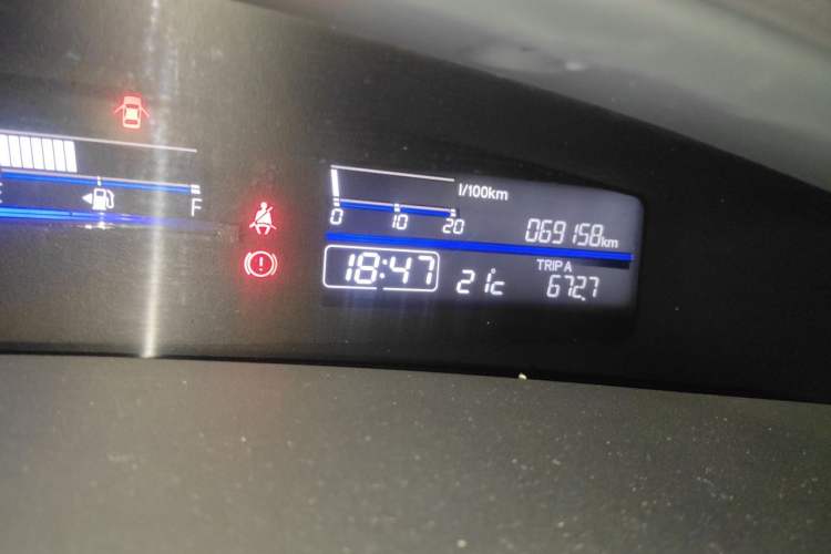 Used Honda Jade 2013 1.8L automatic Comfort version 5 seats Odometer Close Up