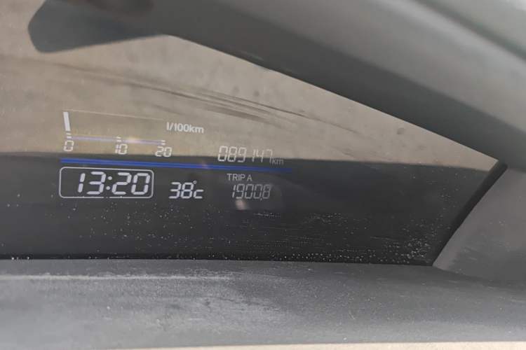 Used Honda Jade 2013 1.8L automatic Comfort version 5 seats Odometer Close Up