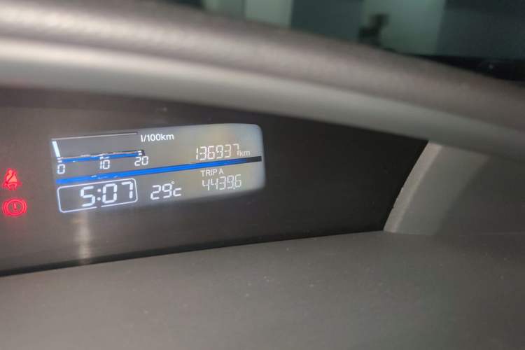Used Honda Jade 2013 1.8L CVT Luxury Edition 6 seats Odometer Close Up
