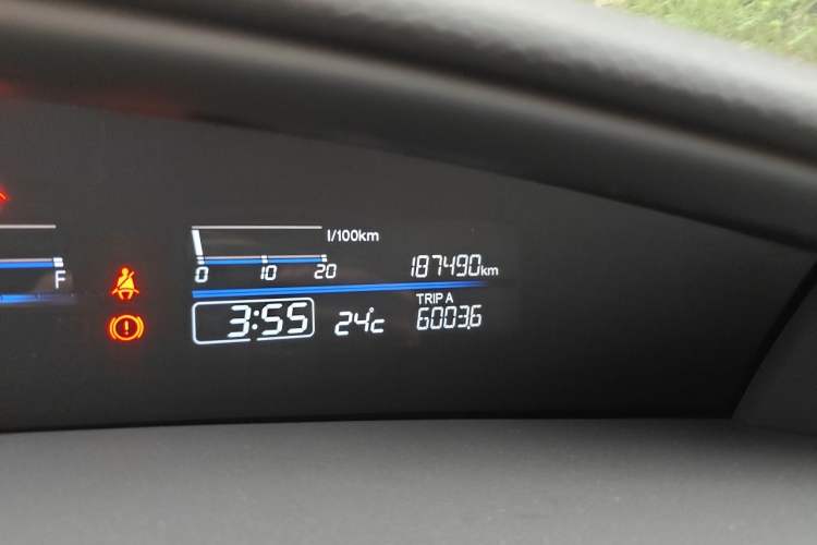 Used Honda Jade 2013 1.8L automatic Comfort version 5 seats Odometer Close Up