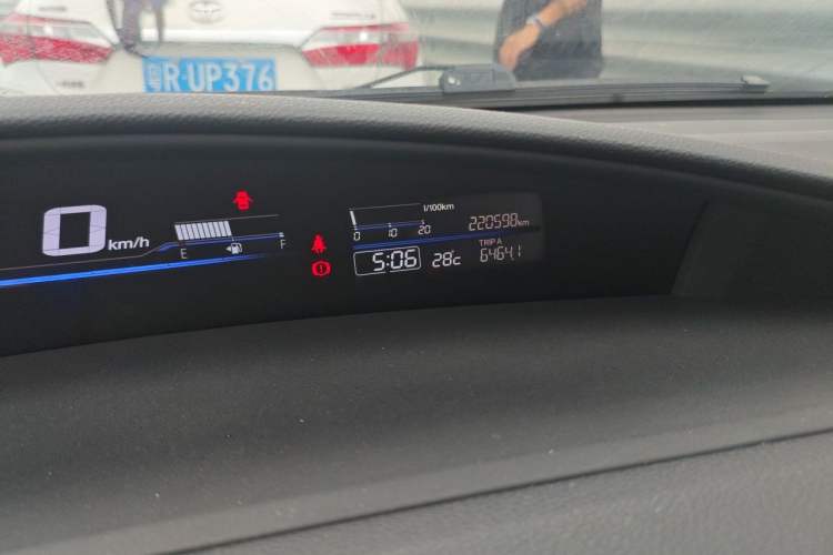 Used Honda Jade 2013 1.8L CVT Luxury Edition 5 seats Odometer Close Up