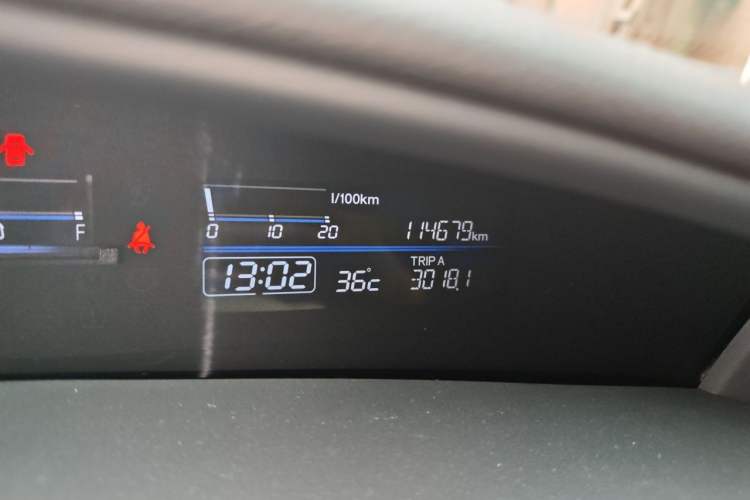 Used Honda Jade 2013 1.8L automatic Comfort version 5 seats Odometer Close Up