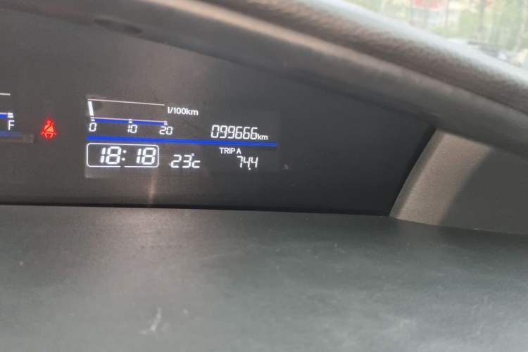 Used Honda Jade 2013 1.8L automatic Comfort version 5 seats Odometer Close Up