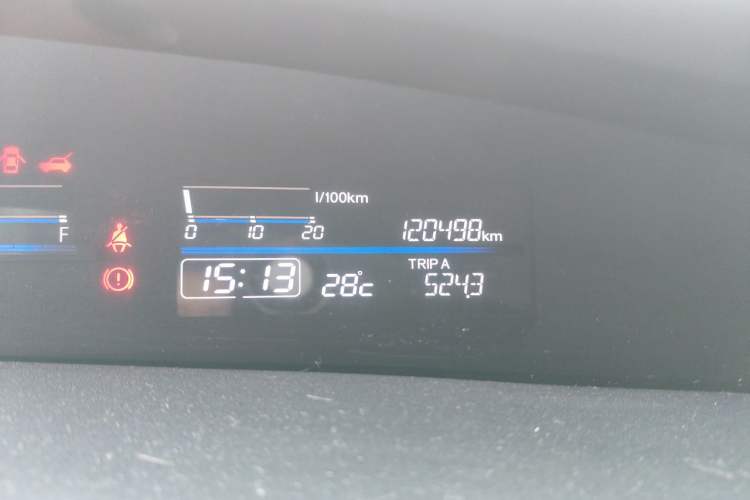 Used Honda Jade 2013 1.8L automatic Comfort version 5 seats Odometer Close Up