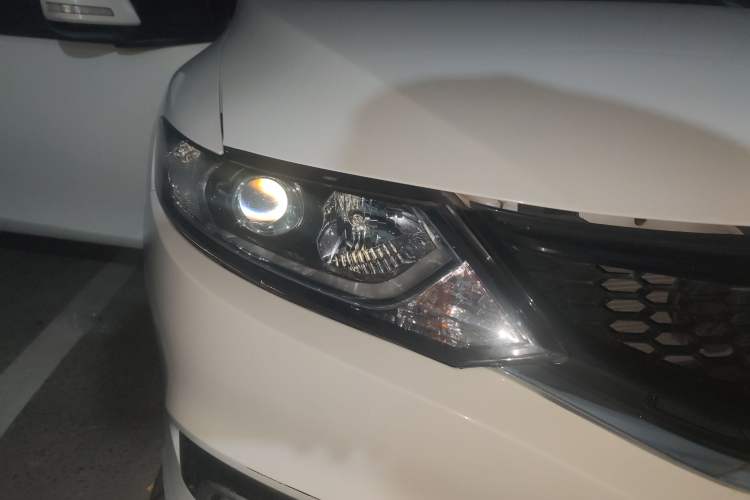 Used Honda Jade 2013 1.8L automatic Comfort version 5 seats Right Front Headlight