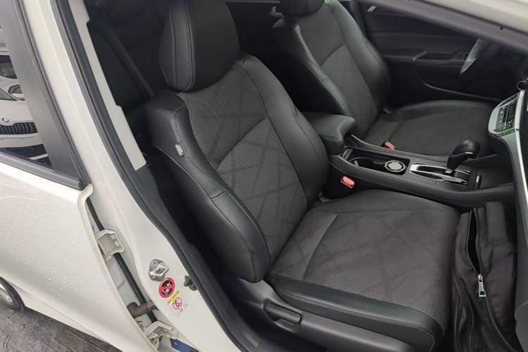 Used Honda Jade 2013 1.8L automatic Comfort version 5 seats Right Front Seat