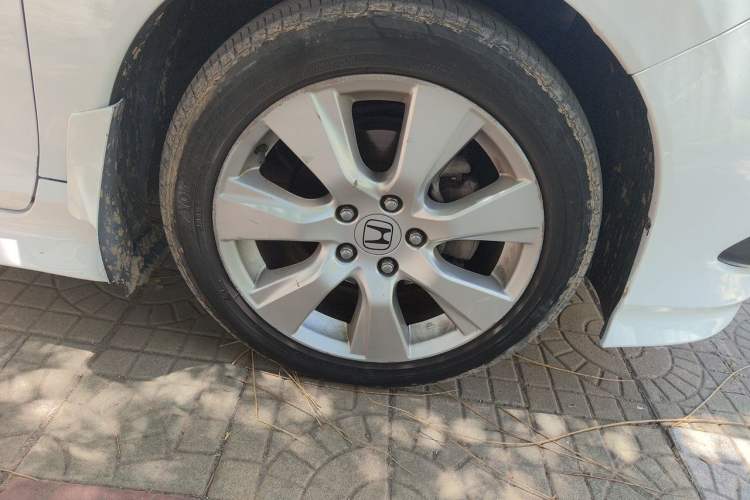 Used Honda Jade 2013 1.8L automatic Comfort version 5 seats Right Front Wheel Hub