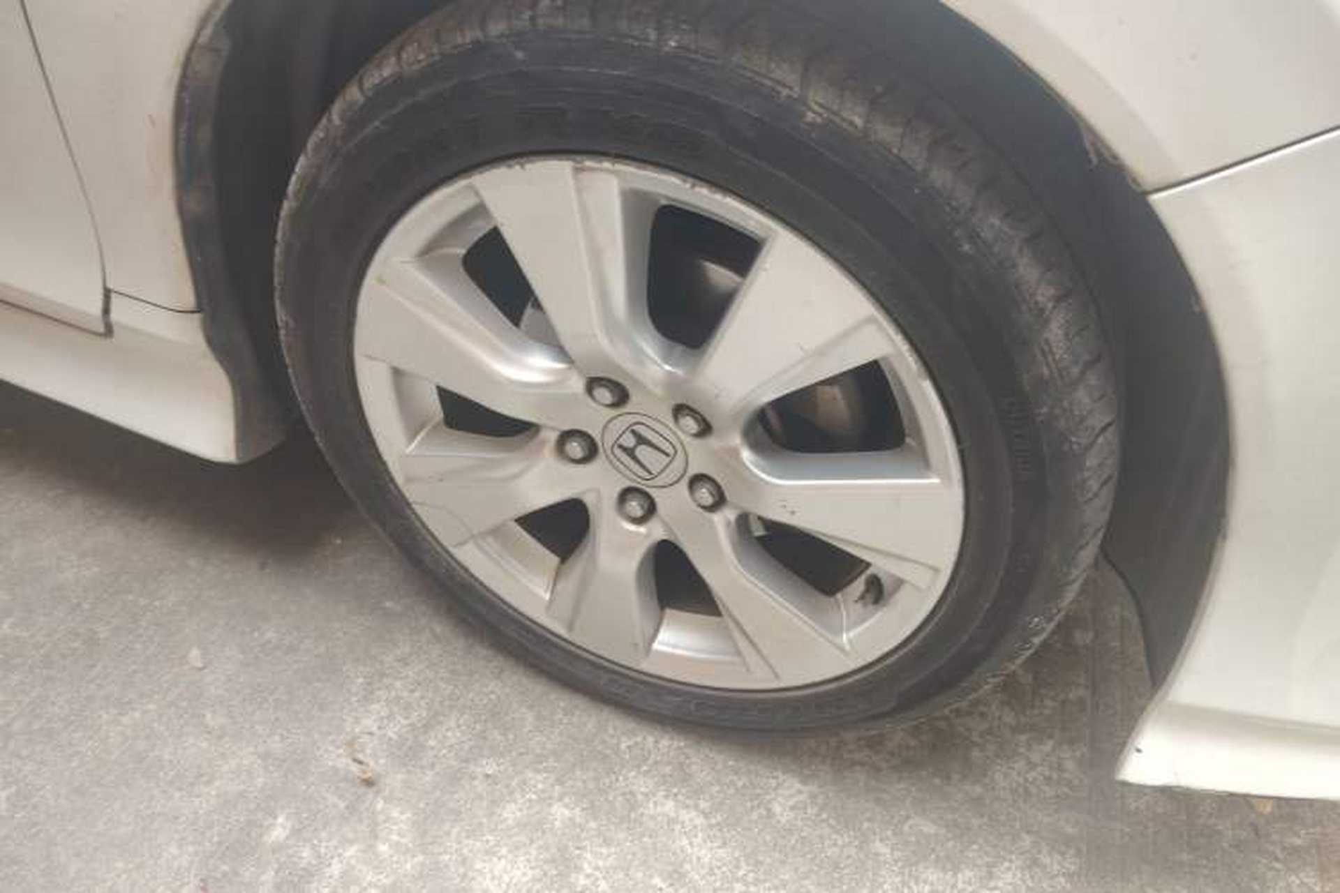 Used Honda Jade 2013 1.8L automatic Comfort version 5 seats Right Front Wheel Hub