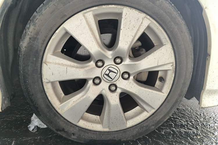 Used Honda Jade 2013 1.8L automatic Comfort version 5 seats Right Front Wheel Hub