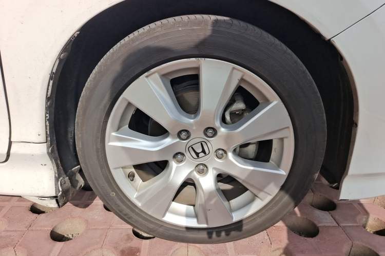 Used Honda Jade 2013 1.8L automatic Comfort version 5 seats Right Front Wheel Hub