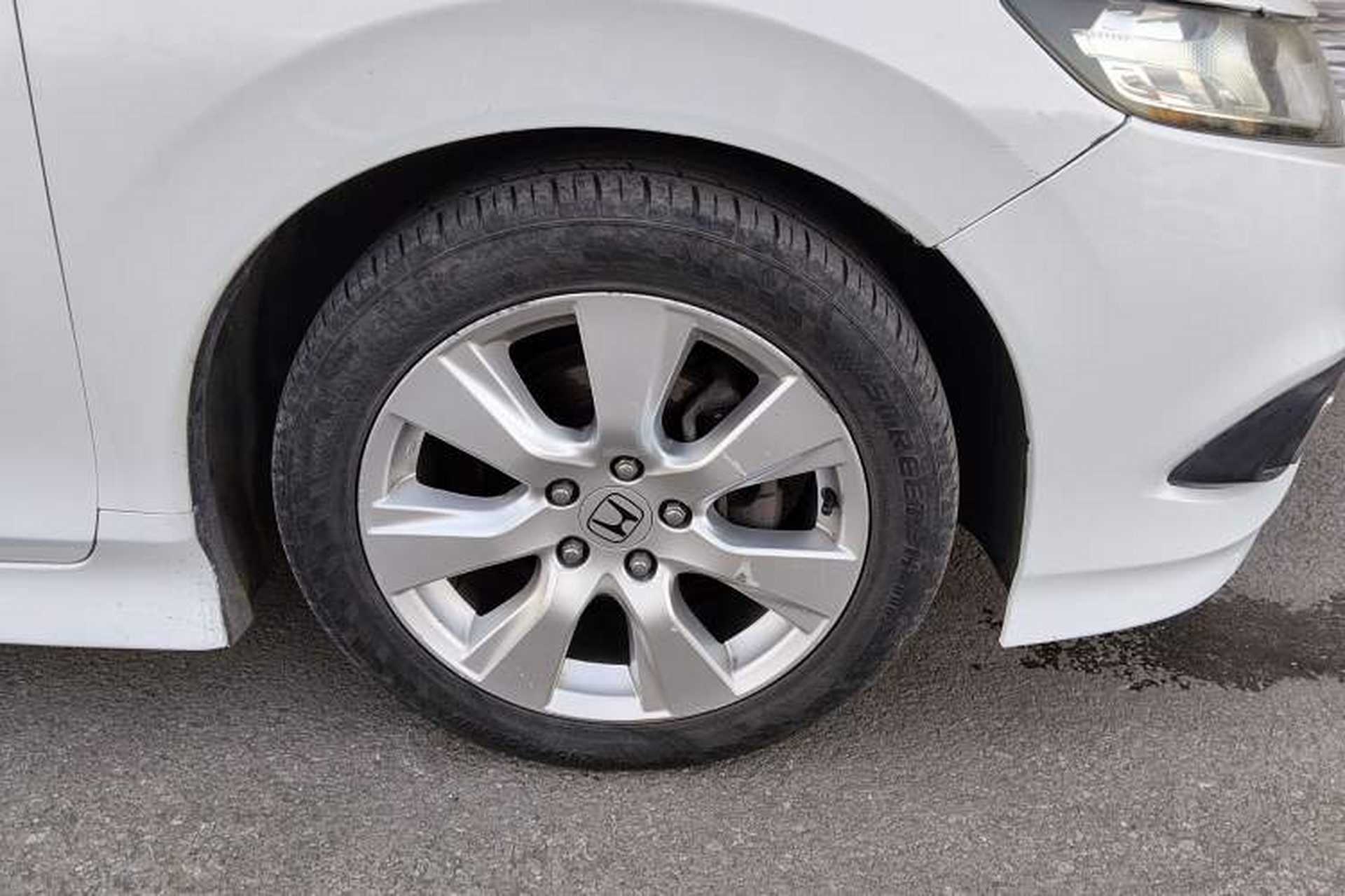 Used Honda Jade 2013 1.8L automatic Comfort version 5 seats Right Front Wheel Hub