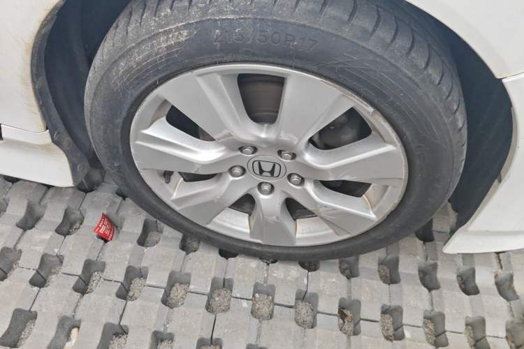 Used Honda Jade 2013 1.8L automatic Comfort version 5 seats Right Front Wheel Hub