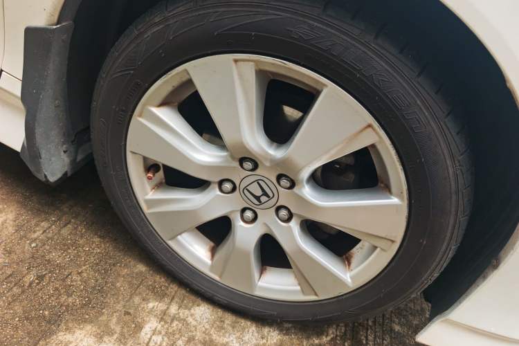 Used Honda Jade 2013 1.8L automatic Comfort version 5 seats Right Front Wheel Hub