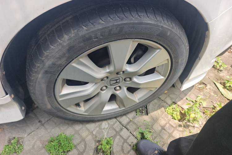 Used Honda Jade 2013 1.8L automatic Comfort version 5 seats Right Front Wheel Hub