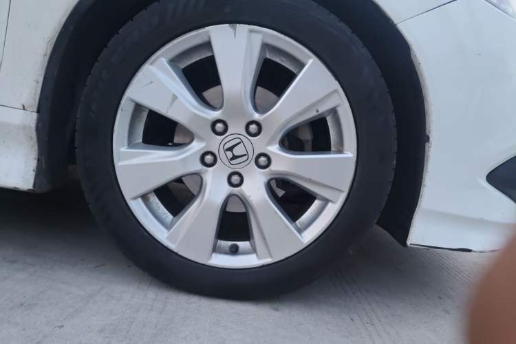 Used Honda Jade 2013 1.8L automatic Comfort version 5 seats Right Front Wheel Hub