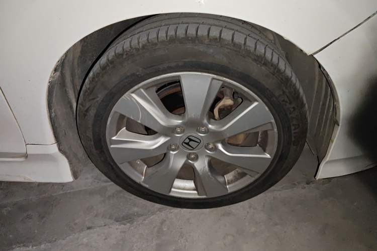 Used Honda Jade 2013 1.8L automatic Comfort version 5 seats Right Front Wheel Hub