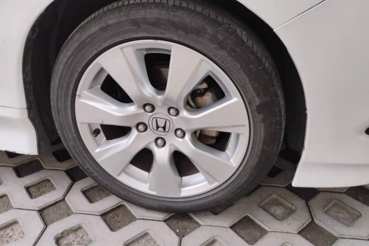 Used Honda Jade 2013 1.8L automatic Comfort version 5 seats Right Front Wheel Hub
