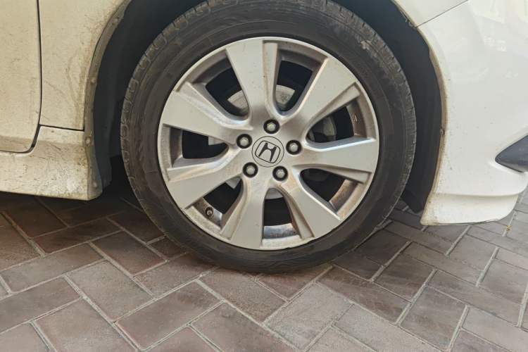 Used Honda Jade 2013 1.8L automatic Comfort version 5 seats Right Front Wheel Hub