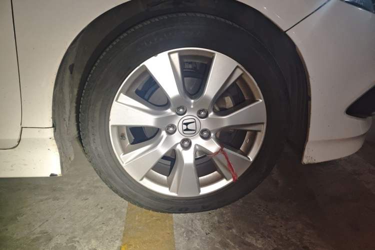 Used Honda Jade 2013 1.8L automatic Comfort version 5 seats Right Front Wheel Hub