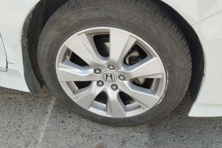 Used Honda Jade 2013 1.8L automatic Comfort version 5 seats Right Front Wheel Hub
