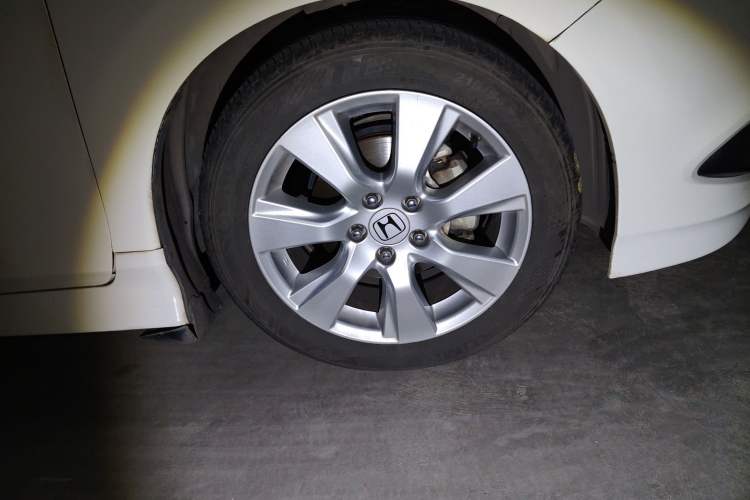 Used Honda Jade 2013 1.8L automatic Comfort version 5 seats Right Front Wheel Hub
