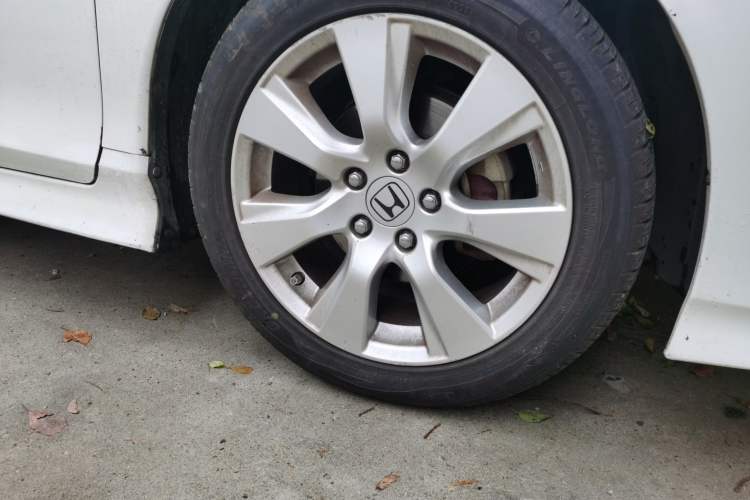 Used Honda Jade 2013 1.8L automatic Comfort version 5 seats Right Front Wheel Hub