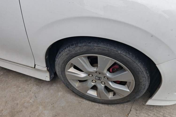 Used Honda Jade 2013 1.8L automatic Comfort version 5 seats Right Front Wheel Hub