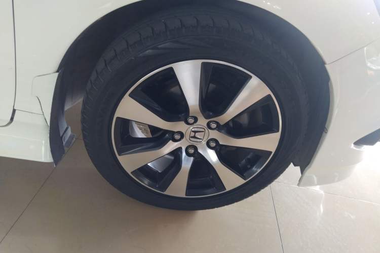 Used Honda Jade 2013 1.8L CVT Luxury Edition 6 seats Right Front Wheel Hub