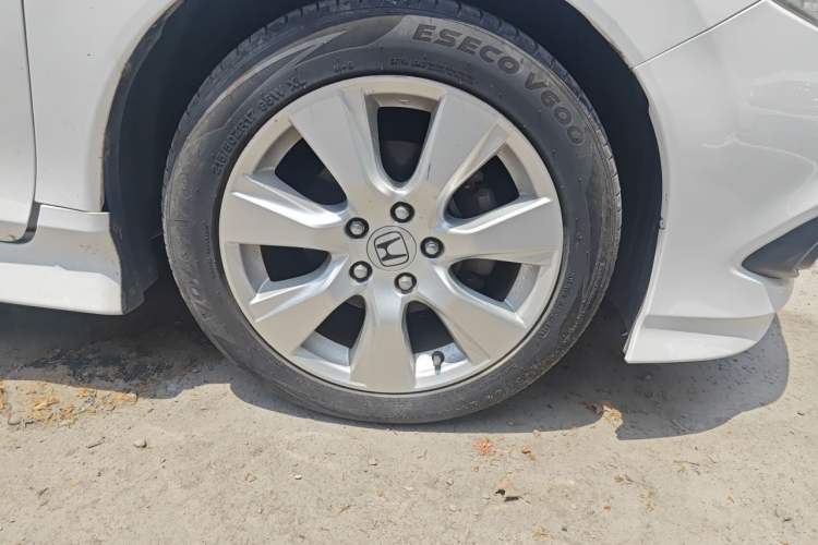 Used Honda Jade 2013 1.8L automatic Comfort version 5 seats Right Front Wheel Hub