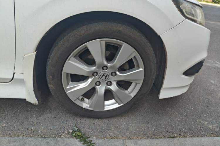 Used Honda Jade 2013 1.8L automatic Comfort version 5 seats Right Front Wheel Hub