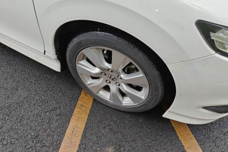 Used Honda Jade 2013 1.8L automatic Comfort version 5 seats Right Front Wheel Hub