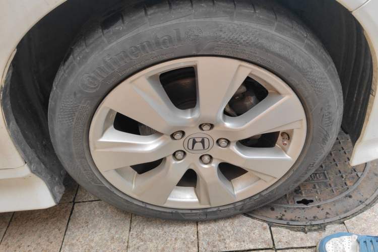 Used Honda Jade 2013 1.8L automatic Comfort version 5 seats Right Front Wheel Hub