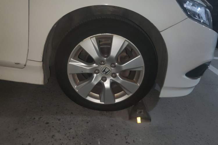 Used Honda Jade 2013 1.8L automatic Comfort version 5 seats Right Front Wheel Hub