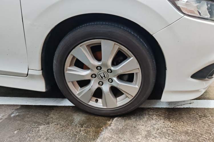 Used Honda Jade 2013 1.8L automatic Comfort version 5 seats Right Front Wheel Hub