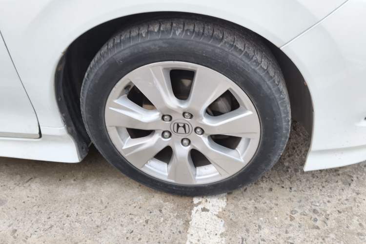 Used Honda Jade 2013 1.8L automatic Comfort version 5 seats Right Front Wheel Hub