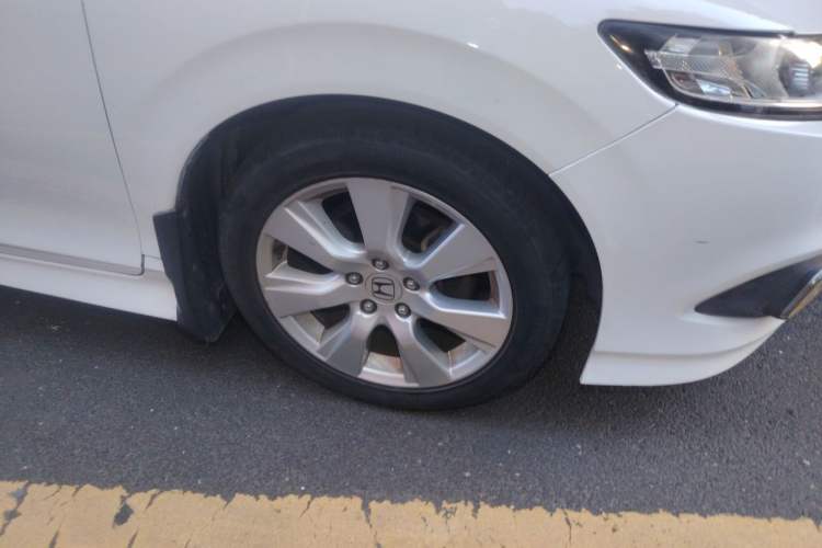 Used Honda Jade 2013 1.8L automatic Comfort version 5 seats Right Front Wheel Hub