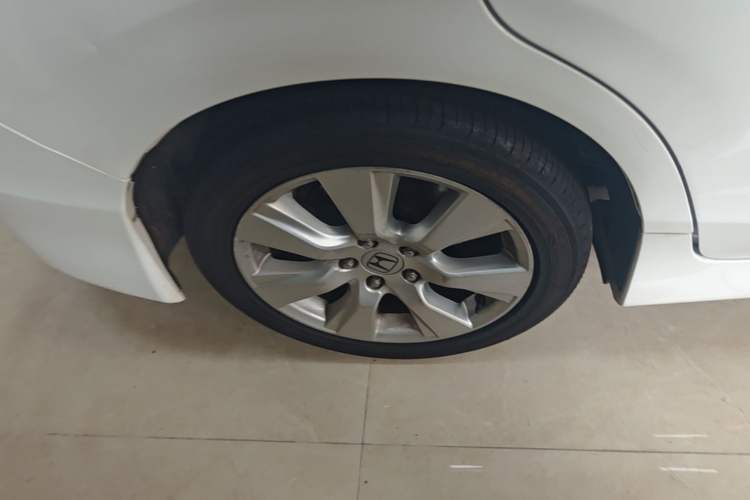 Used Honda Jade 2013 1.8L automatic Comfort version 5 seats Right Rear Wheel Hub