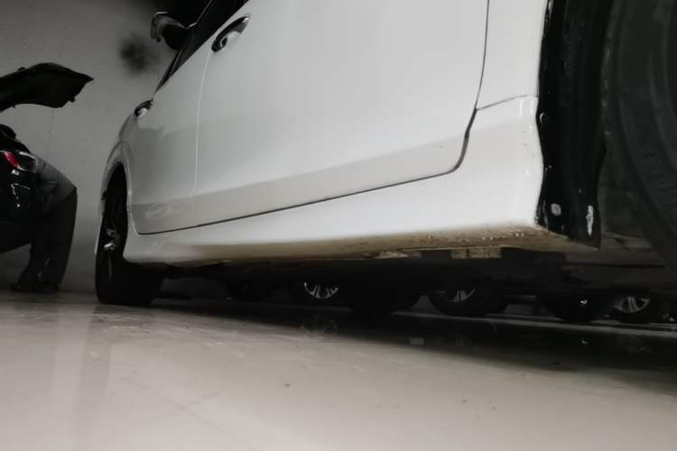 Used Honda Jade 2013 1.8L CVT Luxury Edition 5 seats Right Side Sill