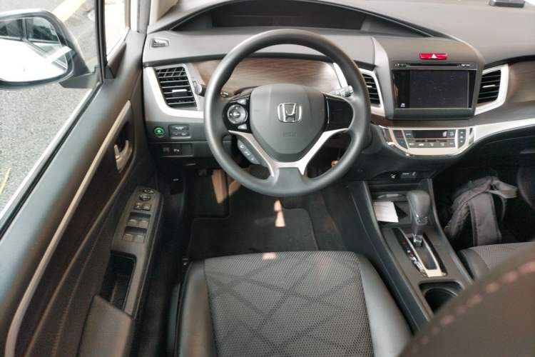 Used Honda Jade 2013 1.8L automatic Comfort version 5 seats Steering Wheel