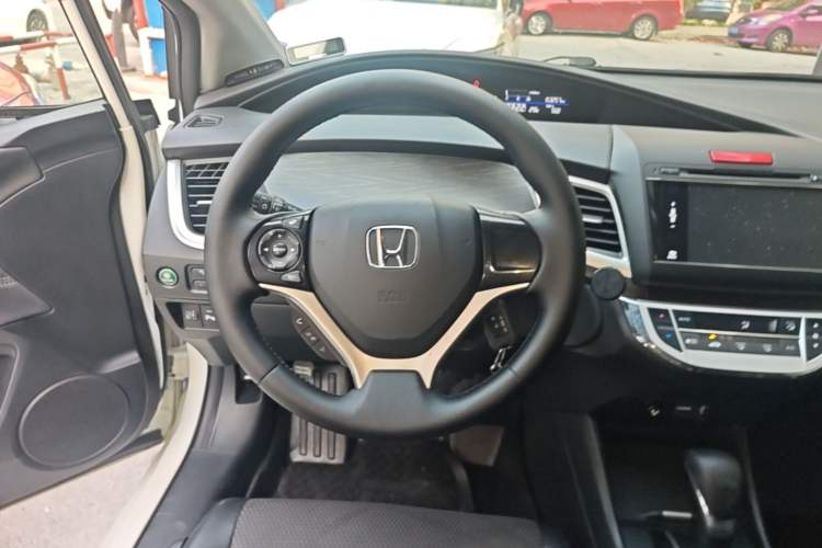 Used Honda Jade 2013 1.8L automatic Comfort version 5 seats Steering Wheel
