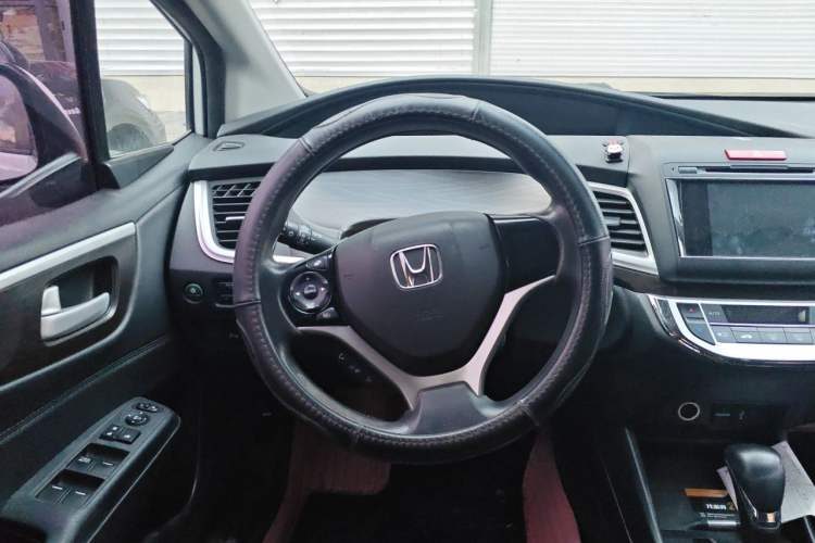 Used Honda Jade 2013 1.8L automatic Comfort version 5 seats Steering Wheel