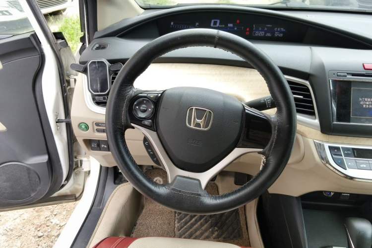 Used Honda Jade 2013 1.8L automatic Comfort version 5 seats Steering Wheel