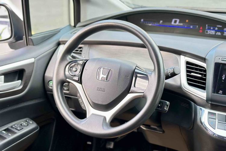 Used Honda Jade 2013 1.8L automatic Comfort version 5 seats Steering Wheel