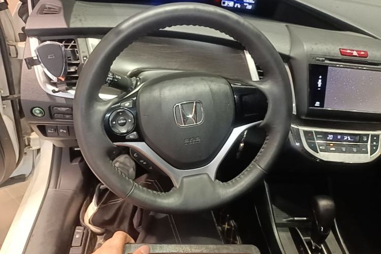 Used Honda Jade 2013 1.8L automatic Comfort version 5 seats Steering Wheel