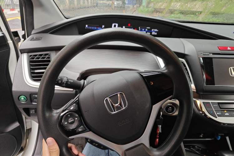 Used Honda Jade 2013 1.8L automatic Comfort version 5 seats Steering Wheel