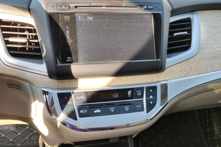 Used Honda Jade 2013 1.8L automatic Comfort version 5 seats Audio And AC Panel