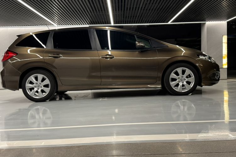 Used Honda Jade 2013 1.8L automatic Comfort version 5 seats Exterior 2