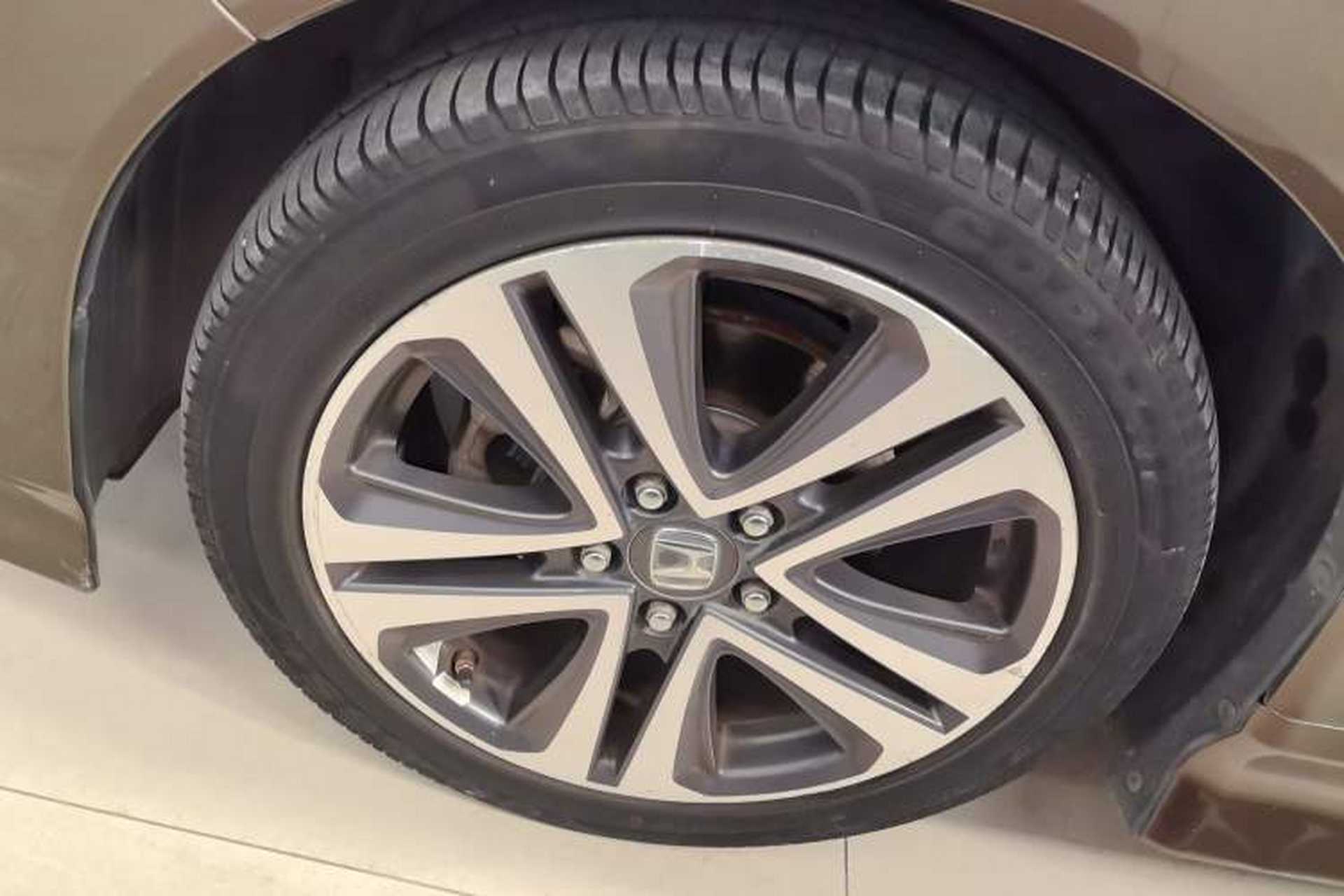 Used Honda Jade 2013 1.8L automatic Comfort version 5 seats Exterior 2
