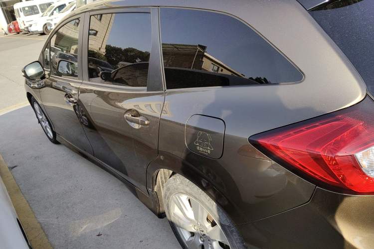 Used Honda Jade 2013 1.8L automatic Comfort version 5 seats Exterior 3